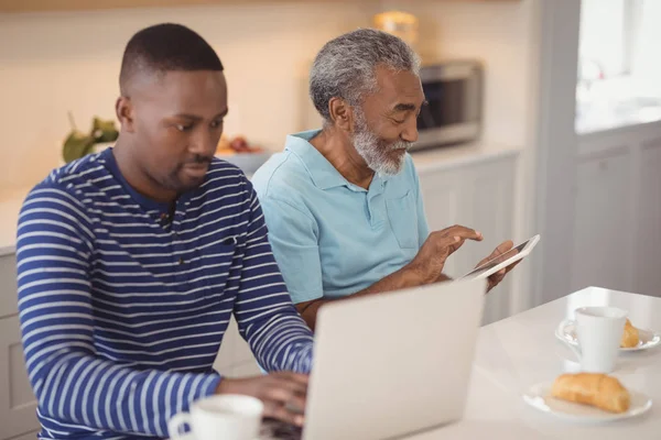 Ojciec i syn za pomocą laptopa i tabletu — Zdjęcie stockowe