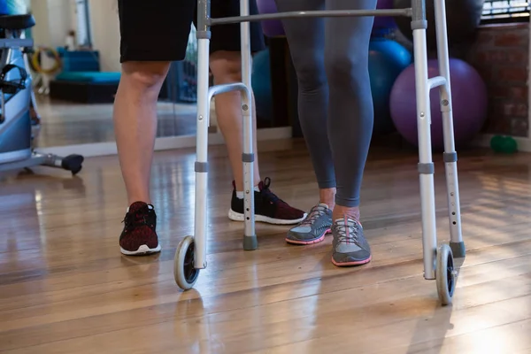 Fisioterapeuta ayudando al paciente a caminar —  Fotos de Stock