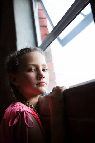 Adolescente chica de pie cerca de ventana — Foto de Stock