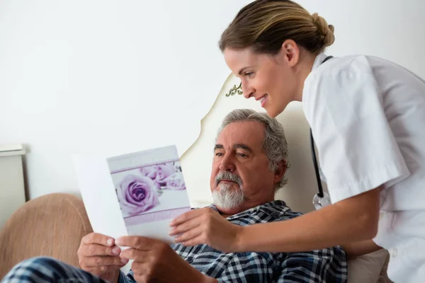 Vrouwelijke arts weergegeven: get goed kaart voor patiënt — Stockfoto