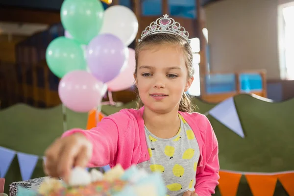 Compleanno ragazza mangiare torta — Foto Stock