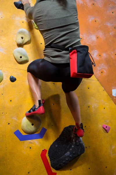 Donna che pratica arrampicata su roccia — Foto Stock