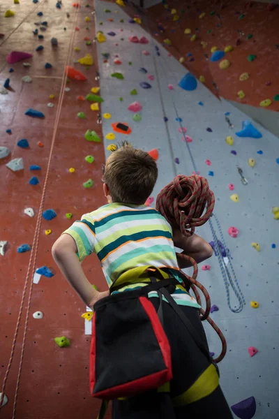 Niño de pie con cuerda en el gimnasio — Foto de Stock