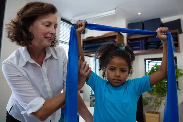 Fisioterapeuta auxiliar paciente menina — Fotografia de Stock