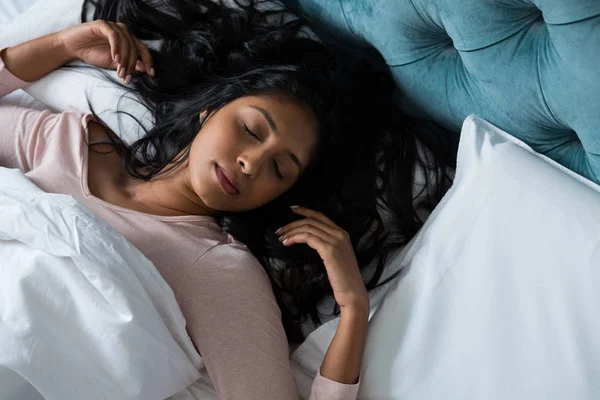 Mujer durmiendo en la cama en casa — Foto de Stock