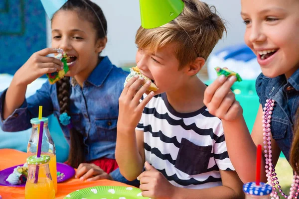 Niños teniendo pastel —  Fotos de Stock