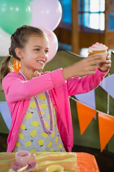 Menina segurando cupcake — Fotografia de Stock