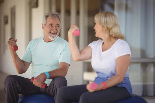 Pareja mayor sentada en bolas de fitness — Foto de Stock