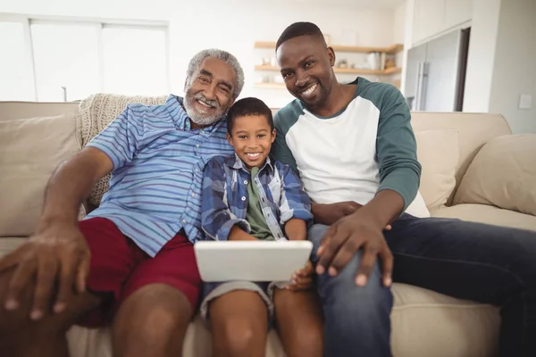Multi generatie familie met behulp van Tablet PC — Stockfoto