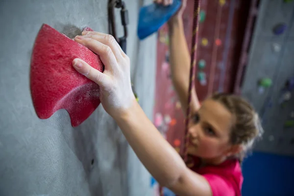 Determinada adolescente practicando escalada en roca —  Fotos de Stock