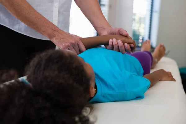 Physiothérapeute donnant massage des mains à la fille — Photo