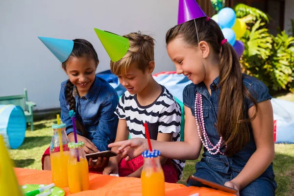 Niños felices usando el teléfono — Foto de Stock