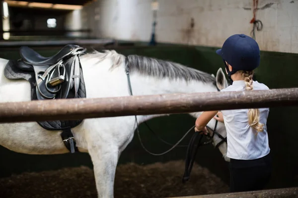 Adolescente debout avec cheval — Photo