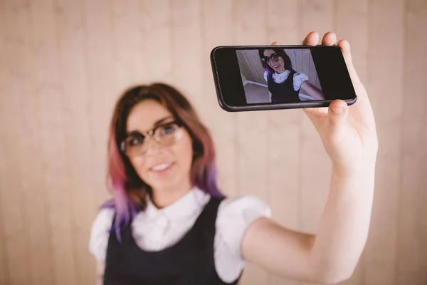 Kadın selfie çekiyor. — Stok fotoğraf
