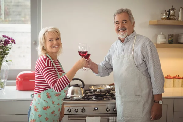 Coppia anziana brindisi bicchieri di vino — Foto Stock