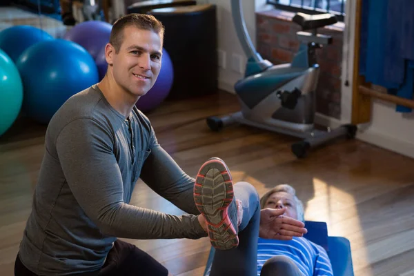 Fisioterapista che aiuta il paziente nell'esercizio fisico — Foto Stock