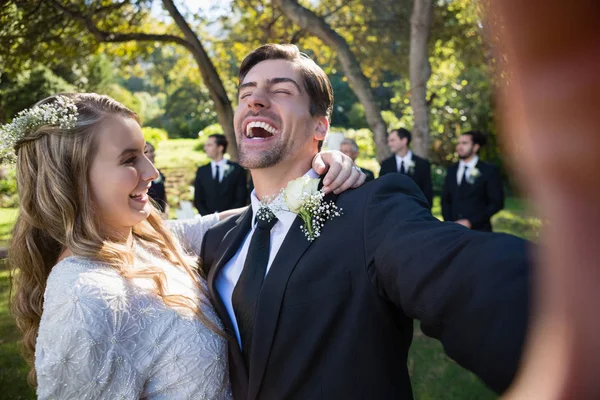 Couple heureux s'amuser dans le parc — Photo