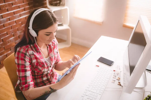 Executivo ouvir música no tablet — Fotografia de Stock