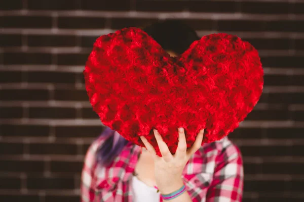 Mujer ocultando la cara de forma de corazón —  Fotos de Stock