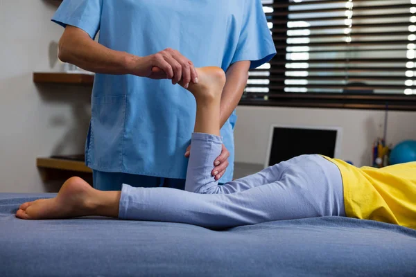 Fisioterapeuta dando fisioterapia para menina — Fotografia de Stock