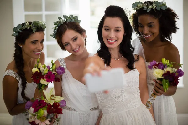 Sposa e damigella d'onore prendendo selfie a casa — Foto Stock