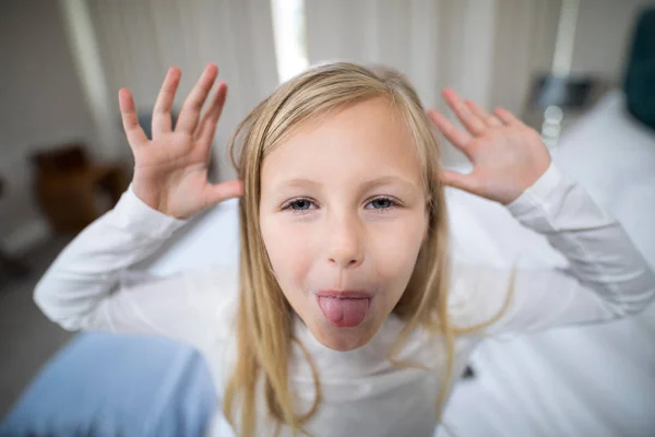 Mädchen macht Gesichtsausdruck im Schlafzimmer — Stockfoto