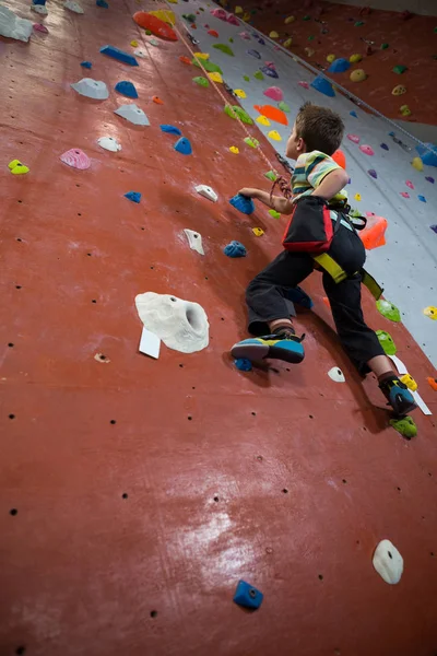 Niño practicando escalada en roca —  Fotos de Stock