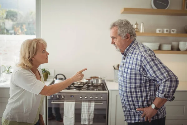 Couple aîné discutant dans la cuisine — Photo