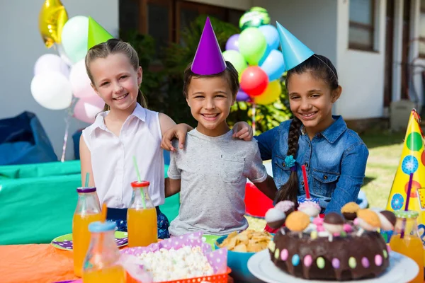 Crianças durante a festa de aniversário — Fotografia de Stock