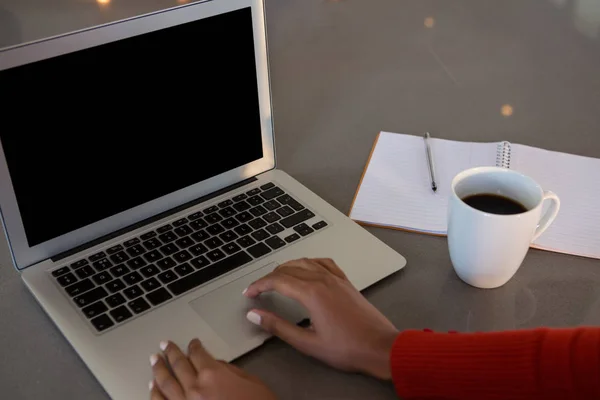 Mãos cortadas de mulher usando laptop — Fotografia de Stock