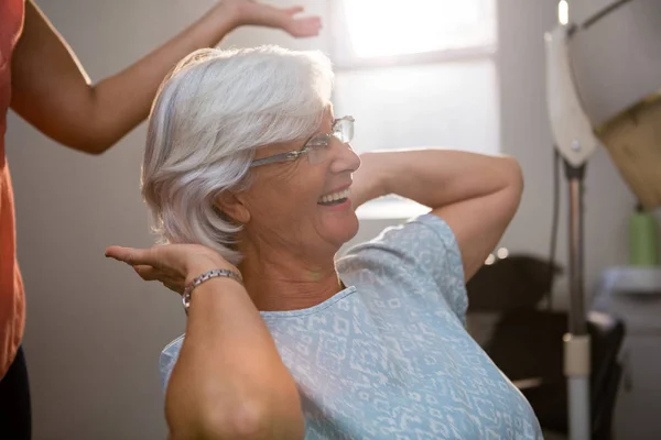 Cabeleireiro em pé por mulher sênior feliz — Fotografia de Stock