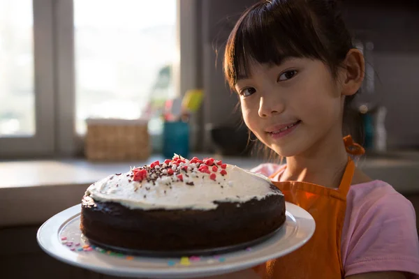 Ritratto di ragazza con torta — Foto Stock