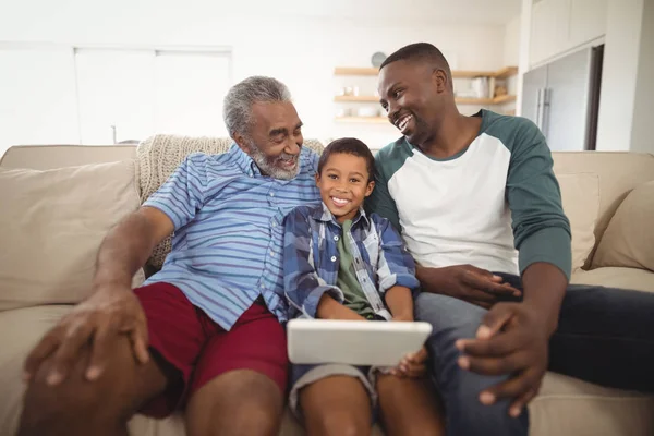 Familie met behulp van Tablet PC in de woonkamer — Stockfoto