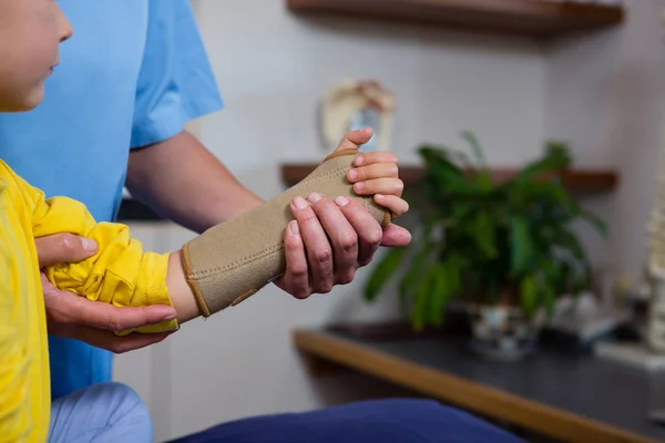 Physiotherapeutin gibt Mädchen Handmassage — Stockfoto