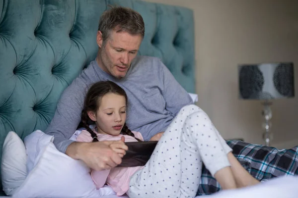 Baba ve kızı yatağa tablet kullanma — Stok fotoğraf