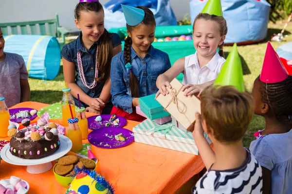 Fröhliches Mädchen, das Geschenke von Freunden erhält — Stockfoto