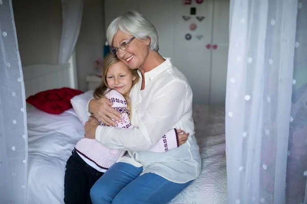 Büyükanne ve torunu birbirlerine kucaklayan — Stok fotoğraf