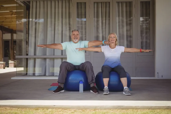 Senior koppel stretching oefening doen — Stockfoto