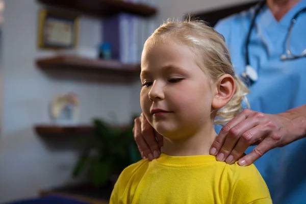 Female doctor examining a little girl — Stock Photo, Image