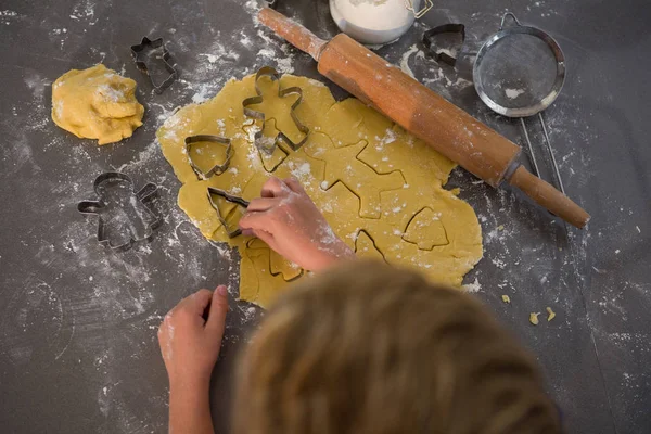 Хлопчик робить форми з різака для печива — стокове фото