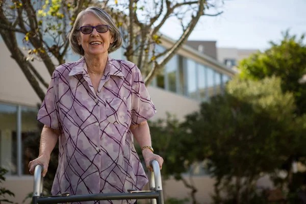 Donna anziana che tiene walker — Foto Stock