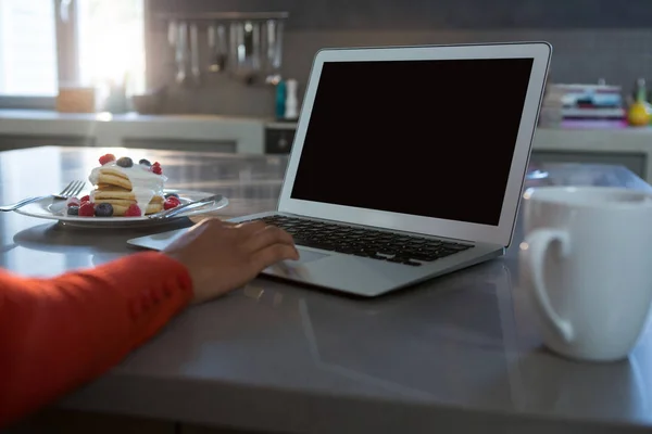 Wanita menggunakan laptop di counter — Stok Foto