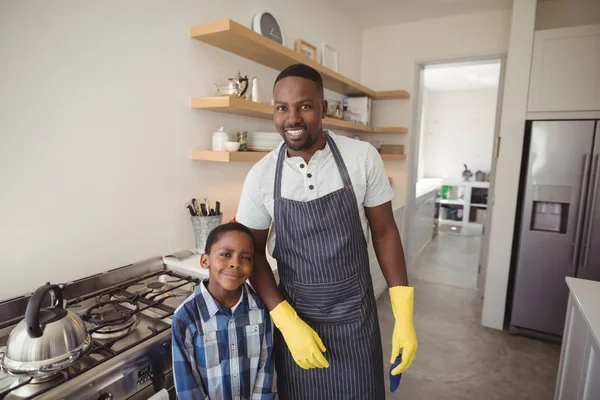 Padre e hijo juntos en la cocina —  Fotos de Stock