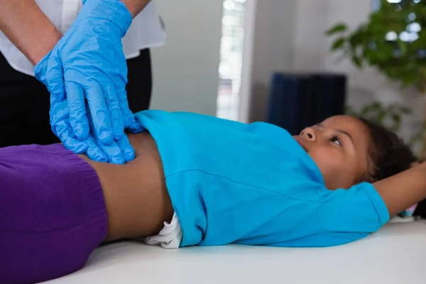 Fisioterapeuta dando massagem abdominal para menina — Fotografia de Stock