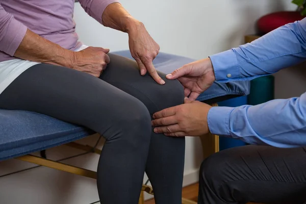 Φυσιοθεραπευτής εξέταση γυναίκες ασθενείς γόνατο — Φωτογραφία Αρχείου