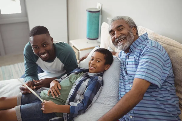 Multi generatie familie met behulp van Tablet PC op bed — Stockfoto