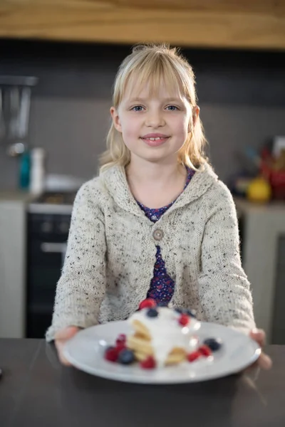 Niña posando con un panqueque de frutas — Foto de Stock