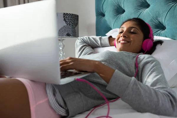 Mulher ouvindo música — Fotografia de Stock