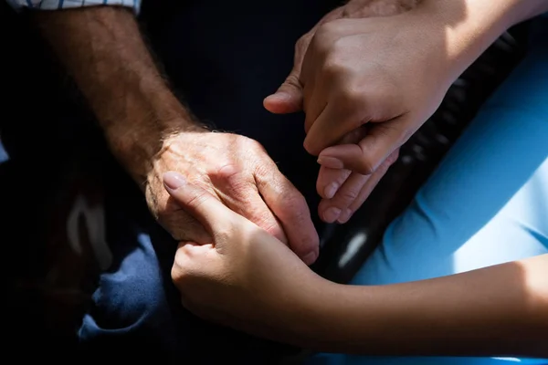 Händerna på kvinnliga läkare tröstar man — Stockfoto