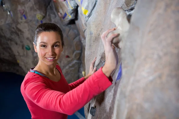 Donna sicura di sé praticando arrampicata su roccia — Foto Stock